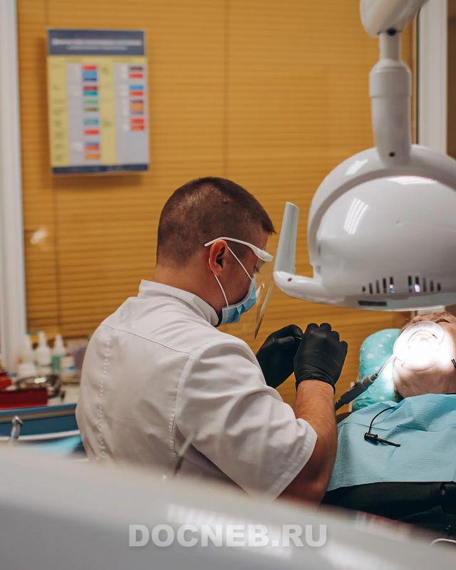 Солодов Дмитрий Игоревич — наш врач стоматолог-терапевт хирург за работой
