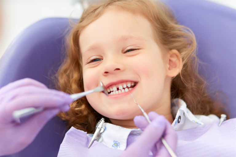 Процедура: Лечение кариеса молочного зуба с пломбированием — от 1900 р.