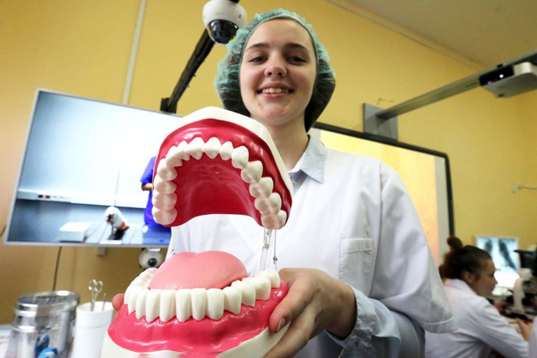 «Даже если завтра прекратятся все поставки, у нас есть чем лечить людей»: Интервью РГ с главным стоматологом Минздрава РФ