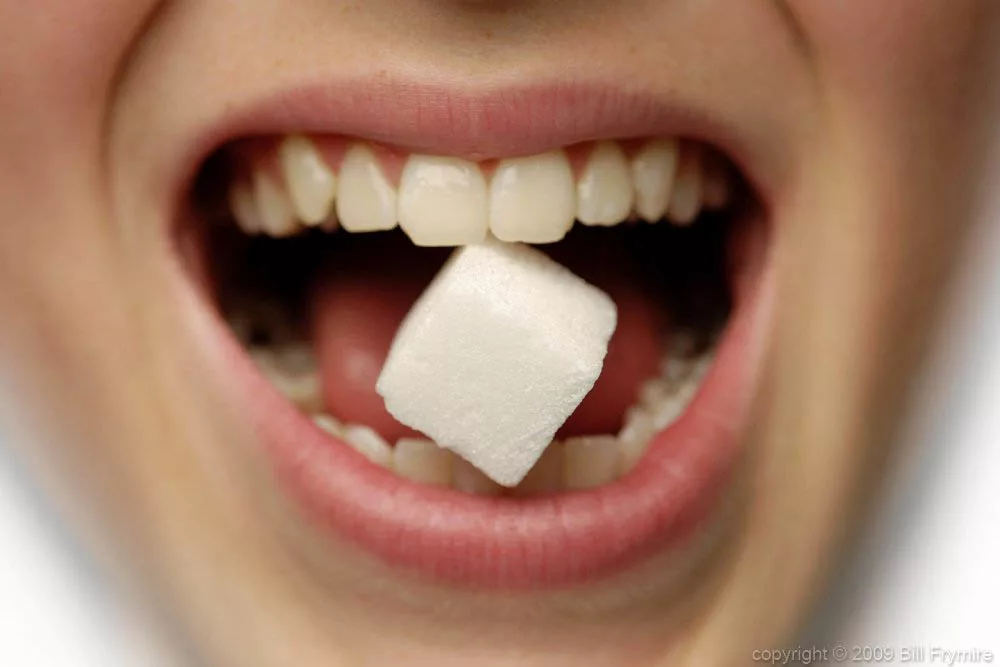 Почему сладкий привкус во рту причины. Сладкое и зубы. Сахар во рту.