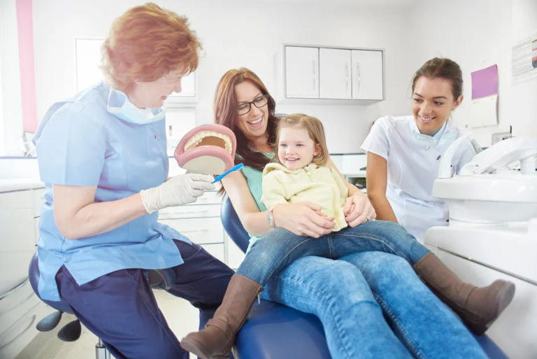 Сопровождать ли родителям детей во время приема у стоматолога?