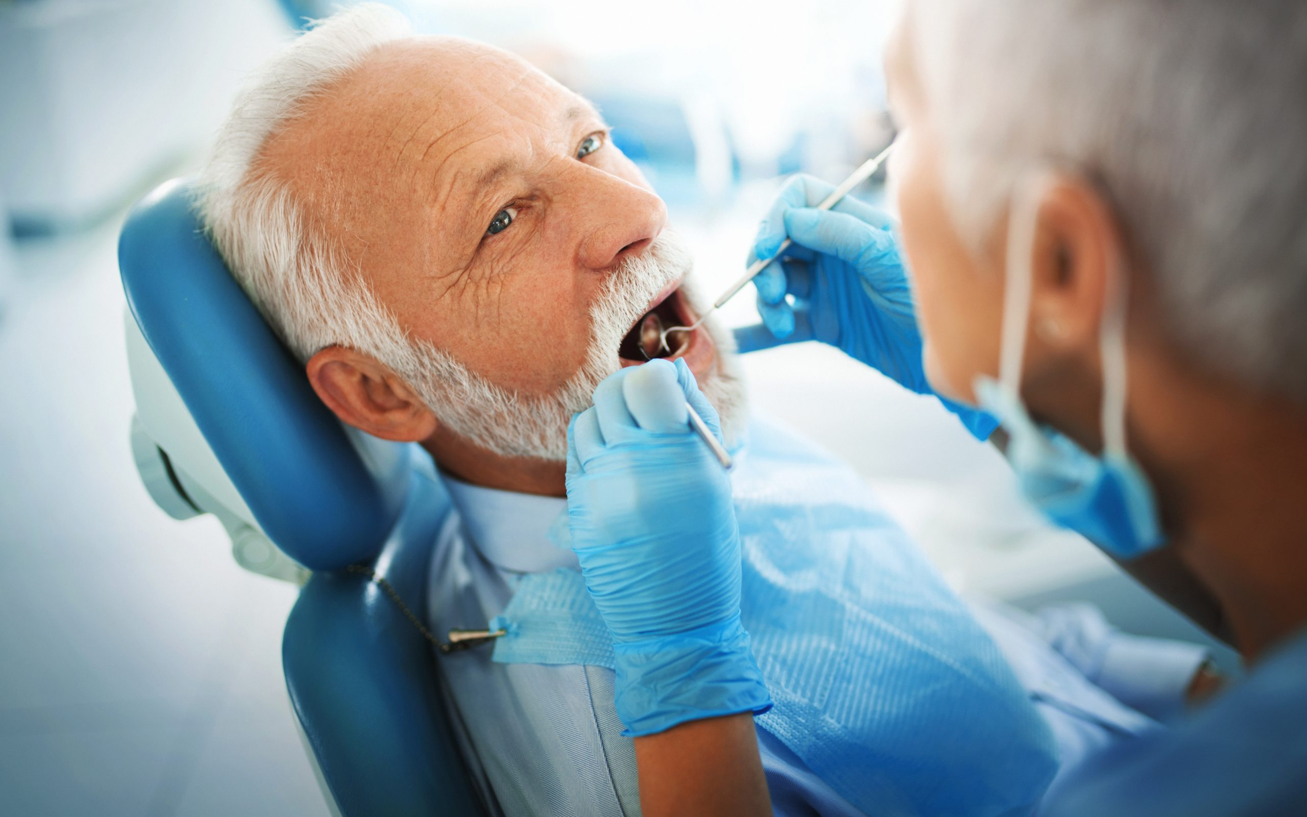 Врач по полости рта. Пожилые пациенты в стоматологии. Пожилой человек у стоматолога. Пожилой пациент у стоматолога.